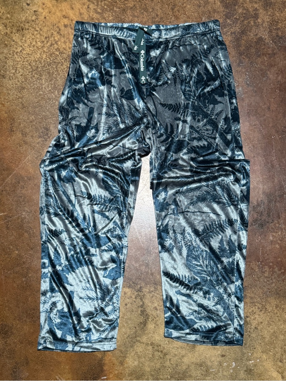 Columbia Men's Black and Dark Gray Fern-Print Lounge Pant
